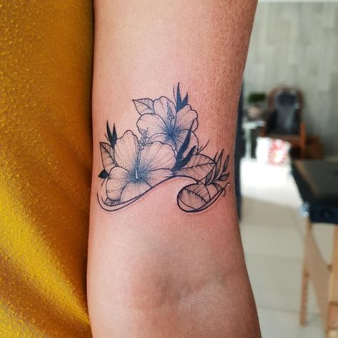 220+ Most Beautiful Hawaii Tattoo Ideas and Designs (2023) - TattoosBoyGirl Hibiscus Beach Tattoo, Beach And Flower Tattoo, Flower Shell Tattoo, Small Hawaiian Flower Tattoos, Beach Tattoo Ideas For Women, Hawaii Tattoo For Women, Tropical Tattoos For Women, Oahu Tattoo, Hawaii Tattoo Ideas