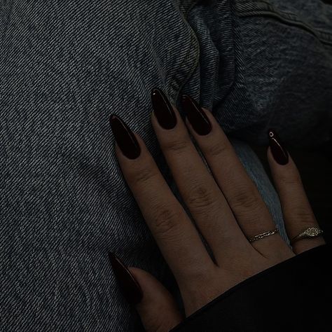 moredisos // don't repost or other without my approval. Dark Red Stiletto Nails, Press On Acrylic Nails, Nails Medium Almond, Red Stiletto Nails, Hard Gel Nails, August Nails, Short Almond Nails, Short Fake Nails, Press On Nails Medium