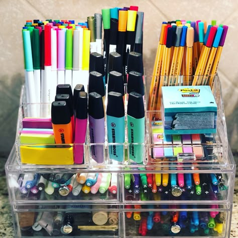 Pen organizer Stationery Organization Ideas, Pens Organizer, Diy Pen Organizer, Organization Stationary, Craft Closet Organization, Pen Organizer, Room Organisation, Diy Organizer, Stationery Organizer