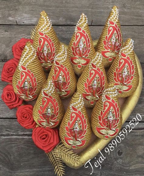 Coconut For Wedding, Shaadi Ideas, Wedding Trays, Coconut Decoration, Plate Decoration, Creative Wedding Gifts, Wedding Crafts Diy, Plate Decor, Wedding Crafts