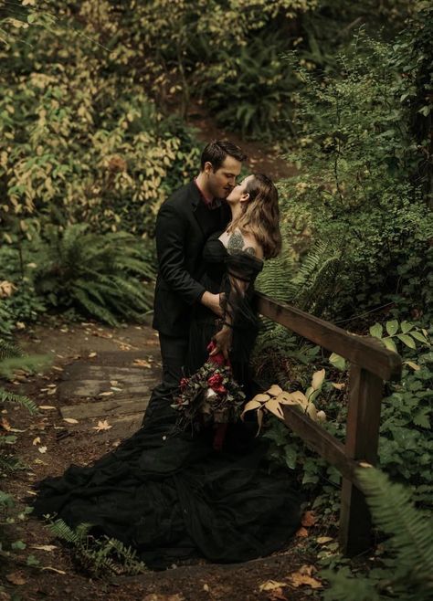 Gothic Wedding Portraits, Grunge Wedding Photos, Witchy Wedding Photography, Gothic Wedding Photo Ideas, Spooky Wedding Photography, Victorian Engagement Photos, Gothic Wedding Pictures, Spooky Wedding Photos, Engagement Photos Goth