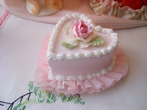 Faux Heart cake with Pink Rose by sweetnshabbyroses, via Flickr Mini Heart Cake, Love Heart Cake, Bunny Cottage, Vintage Pasta, Heart Shaped Cake, Shaped Cakes, Cake Mini, Heart Cakes, Cupcakes Decorados