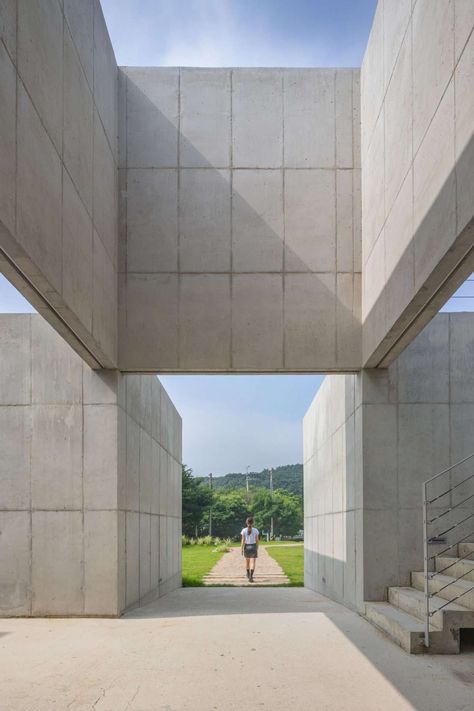 NONSPACE Cafe. Arquitectura brutalista sobre campos de arroz Concrete Aesthetic, Traditional Korean House, Korean Cafe, Architect Drawing, Space Frame, Exposed Concrete, Community Space, Bratislava, Concrete Wall