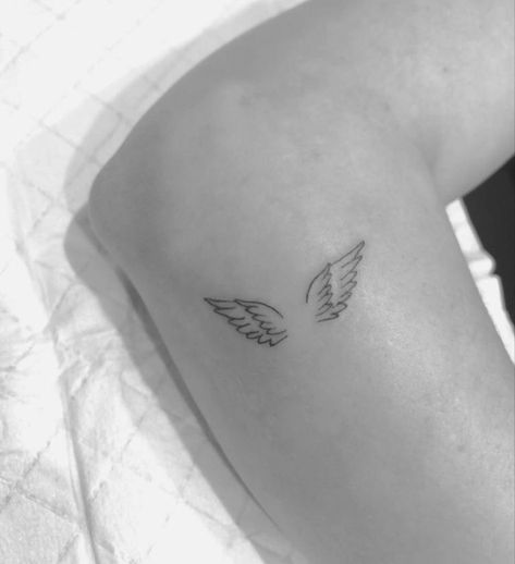 Finger Tattoos Aquarius, Angel Wing Tattoo Fine Line, Mini Tattoos Angel Wings, Tiny Wing Tattoo, Dainty Angel Wings Tattoo, Small Aquarius Tattoo, Tattoo Remembrance, Simple Angel Wings Tattoo, Tattoos Aquarius