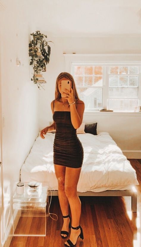 Preppy Black Dress Outfit, Brown Skin Prom Dress, Hoco Dance Dresses, Cute Mini Dresses Formal, Dresses For Pale Skin, Twirp Dresses, Boujee Closet, School Dance Dresses Short, Tolo Dresses