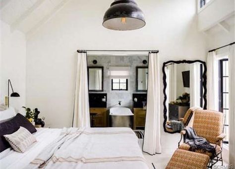 White and Black Bedroom Small Loft Spaces, Beach Cottage Bedroom, Beach Cottage Design, Cleaning White Walls, Living Room Industrial, Small Loft, Beach Cottage Decor, Beach Cottage Style, White Rooms