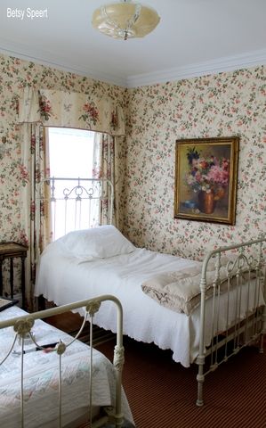 Wallpapered bedroom | Iron beds | Betsy Speert's Blog Vintage Farmhouse Bedroom, Cottage Bedrooms, Iron Beds, Casa Country, Boarding House, Country Cottage Decor, Brass Bed, Twin Beds, English Cottage Style