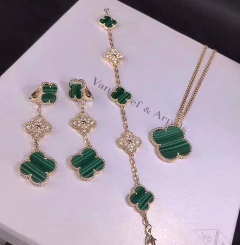 Maison Van Cleef & Arples #Vancleef Van Cleef And Arpels Jewelry, Expensive Jewelry Luxury, Van Cleef And Arpels, Luxe Jewelry, Bridal Gold Jewellery Designs, Classy Jewelry, Fancy Jewellery, Expensive Jewelry, Jewelry Lookbook