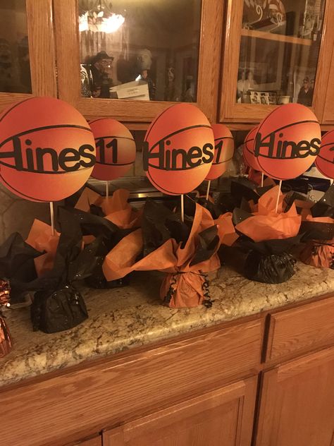 Basketball Theme Centerpiece Ideas, Basketball Banquet Centerpieces Diy, Basketball Birthday Party Centerpieces, Basketball Birthday Centerpieces, Basketball Centerpieces Diy, Diy Basketball Centerpiece Ideas, Basketball Themed Centerpieces, Basketball Balloon Centerpieces, Basketball Theme Graduation Party