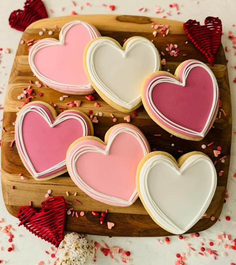 Valentine Bridal Shower Cookies, Mini Heart Cookies Decorated, Valentine Iced Sugar Cookies, Valentines Mini Cookies Decorated, Round Valentine Cookies, Simple Cookie Design Royal Icing, Decorating Heart Cookies, Valentine Heart Sugar Cookies, Valentine’s Day Cookie Decorating