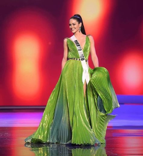 Crown Spotlight 🌀 on Instagram: “Crown Spotlight Evening Gown standouts! 👑 Group 1 #missuniverse2020 #missuniverso #missuniverse #beautyqueens #misspuertorico…” Miss Universe Puerto Rico, Miss Universe 2020, Miss Universe Gowns, Miss Puerto Rico, Miss Teen Usa, Classy Winter Outfits, Miss Usa, Jennifer Love Hewitt, Pageant Gowns