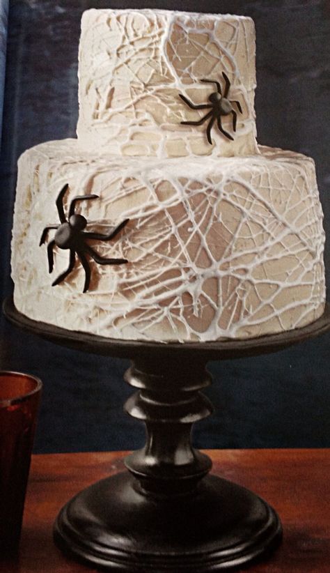 Halloween spider web cake - webs are made with stringed marshmallows. Microwave marshmallows until gooey (30 seconds) stir then pinch off pieces and string over cake Cobweb Cake, Cake Marshmallow, Spider Web Cake, Halloween Cake Recipes, Spooky Halloween Cakes, Halloween Torte, Pasteles Halloween, Spider Cake, Cake Orange