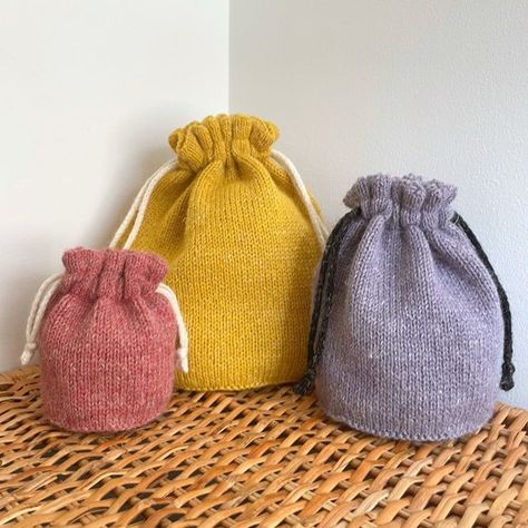 Purl Soho on Instagram: "@toriknitsnyc's newest design, the Purl Pouch, is just in time for gift knitting! Knit in Linen Quill, this pattern has mindfully placed purl rows and comes in three different sizes. The largest size fits up to three skeins of yarn for a made-it-myself project bag or for a thoughtful gift within a gift. Check out @toriknitsnyc's feed for the pattern details, and tap the image to pick up some beautiful Linen Quill! #PurlSoho #PurlSohoBusyHands #PurlSohoLinenQuill #PurlPo Knit Pouch, Hand Knitting Diy, Knitting Notions, Purl Soho, Knitting Needles Sizes, Handbag Pattern, Pouch Pattern, How To Purl Knit, Knitting Gift