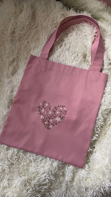 Embroidery Designs On Tote Bags, Tote Bag Design Embroidery, Tote Bag Stitching, Bordados Aesthetic, Tote Bag Diy Pattern, Handpainted Tote Bags, Canvas Bag Design, Simple Hand Embroidery Patterns, Simple Embroidery Designs