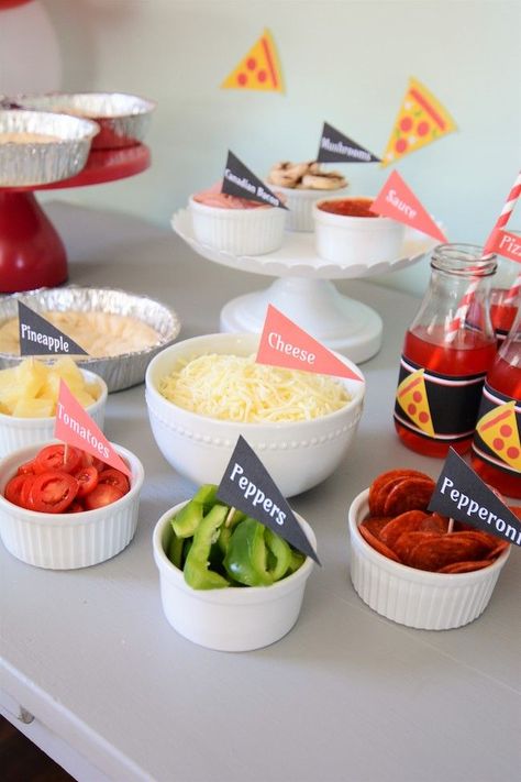 Make Your Own Pizza Party Simple Pizza Toppings, Make Your Own Pizza Party, Pizza Bar Party, Pizza Party Ideas, Pizza Dinner Party, Pizza Banner, Pizza Party Decorations, Kids Pizza Party, Pizza Station