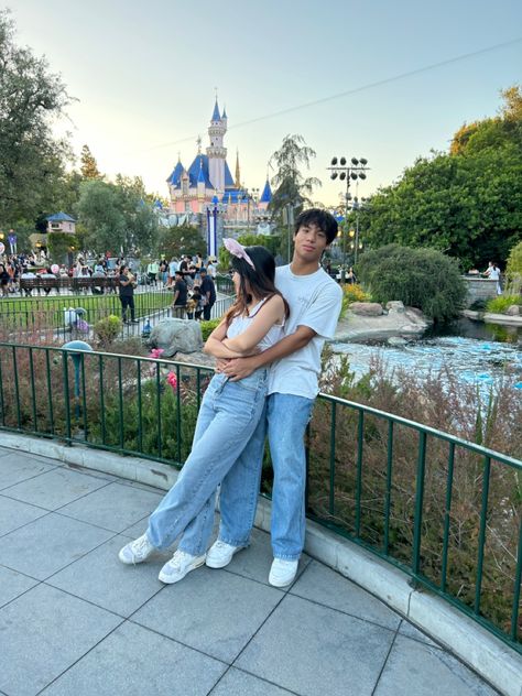 Couple Disney Pictures, Disney Couple Photos, Disneyland Couples Outfits, Disneyland Couples Pictures, Disney Couple Outfits, Disneyland Couple, Amusement Park Outfit, Couple Outfits Matching, Disney Poses