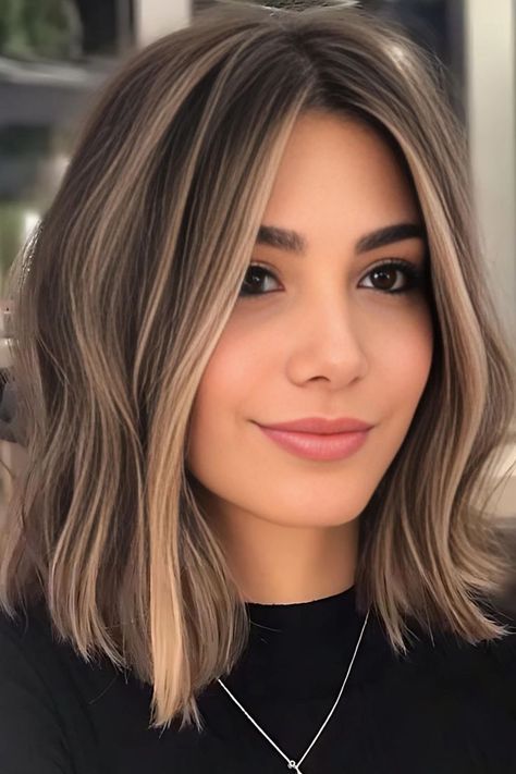 Light Brown Hair With Beige Streaks Balayage Bob, Beige Hair, Honey Brown Hair, Brunette Hair With Highlights, Brown Hair With Blonde Highlights, Brown Hair Balayage, Makijaż Smokey Eye, Short Hair Balayage, Brown Blonde Hair