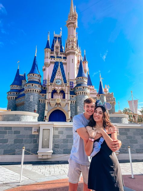 Couple Poses Disneyland, Disney World Photo Ideas Couples, Disney Poses Ideas Couples, Couples Disney Pictures, Magic Kingdom Couple Pictures, Disney World Pictures Ideas Couple, Disney Couple Pictures Photo Ideas, Disney Couples Pictures, Disney World Family Pictures