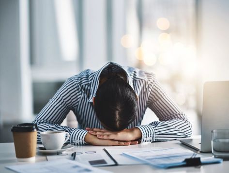 Shot of a young businesswoman lying with her head down on a desk in an office What Is Hashimotos Disease, Midday Slump, Burnout Syndrome, Foggy Brain, Lack Of Motivation, Slumping, Body Ache, Improve Mood, Burn Out