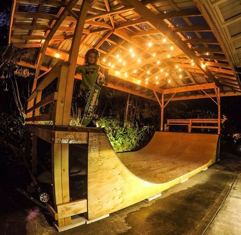 Skate Park In Backyard, Home Skatepark, Skate Ramps Backyard, Diy Skatepark, Skate Spot, Backyard Skatepark, Cool Things To Build, Mini Ramp, Skate Ramp