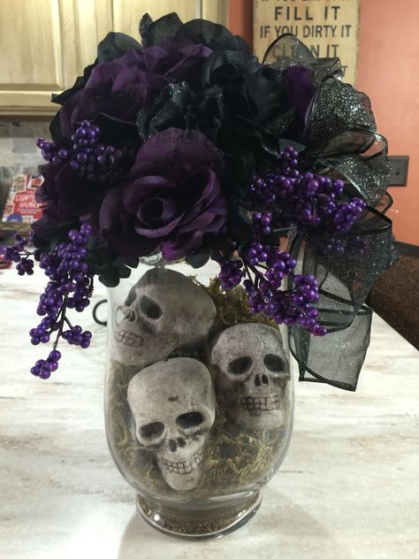 Halloween Fest, Casa Halloween, Halloween Themed Wedding, Creepy Halloween Decorations, Easy Halloween Decorations, Halloween Centerpiece, Adornos Halloween, Halloween Crafts Decorations, Homemade Halloween