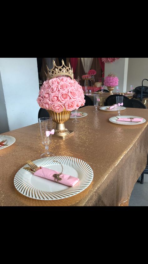 Queen Birthday Table, Queen Centerpiece Ideas, Tiara Centerpiece Ideas, Crown Centerpieces, Royal Baby Shower Boy, Baby Princess Party, Princess Centerpieces, Baby Shower Princess Theme