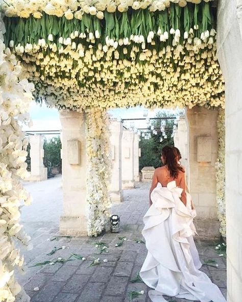 Amazing floral design by @karentranevents 😱🌸💕 Follow @weddingiinspiration for more wedding ✨ Check out @dreamhoneymoon for the best honeymoon destinations 🌴 . Photo via @colinweddings . . . . . . . #engaged #engagement #wedding #bride #bridetobe #weddingdress #dreamwedding #weddingday  #weddingplanning #weddingideas #weddingdecor #luxurywedding #weddiginspiration  #proposal  #weddinginspo  #luxury #goals #weddinggown #dresses  #weddingphotography #weddingflorals #weddingphoto #weddingflo... Wedding Reception Food Ideas, Reception Food Ideas, Cheap Wedding Table Centerpieces, Karen Tran, Church Wedding Flowers, Cheap Wedding Flowers, The More The Merrier, Reception Food, Wedding Spain