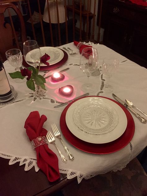 Valentines Romantic Night, Valentines Romantic, Romantic Valentines Day, Romantic Date Night Ideas, Dinner For 2, Table Dinner, Romantic Table, Valentines Day Dinner, Dinner Table Setting