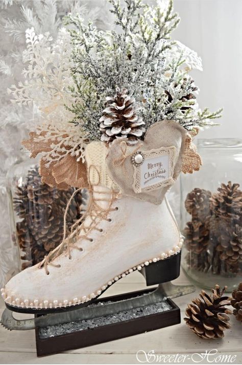 Ice Skate Floral Arrangement, Vintage Ice Skates Decorating Ideas, Ice Skates Christmas Decoration, Ice Skate Craft, Skate Decor, Christmas Skates, Christmas Sled Decoration, Christmas Skating, Christmas Ice Skates