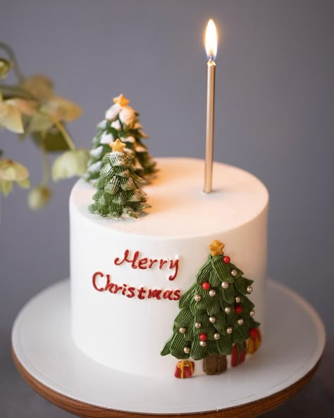 Grinch Cake, Mini Christmas Cakes, Christmas Cakes Easy, Christmas Themed Cake, Christmas Cake Designs, New Year's Cake, Christmas Cake Decorations, Xmas Cake, Cute Birthday Cakes