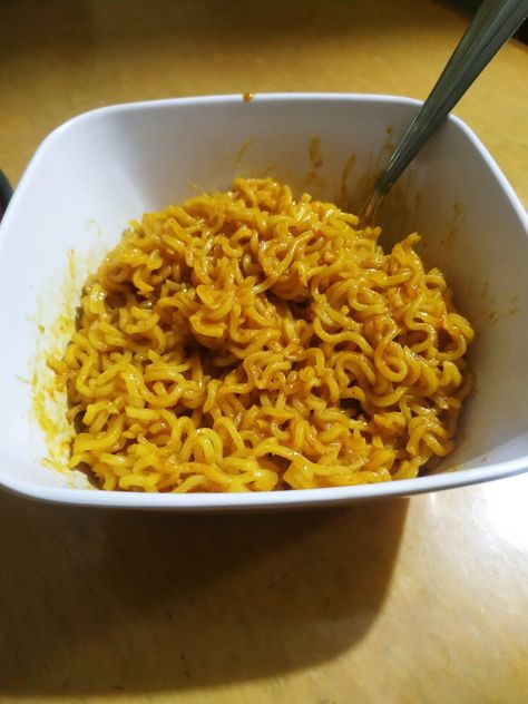 Simple Maggie Recipe, Easy Maggi Recipes, Maggi Snap, Maggie Snap, Food Snaps Night, Maggie Recipes, Street Food India, Yummy Noodles, Maggi Recipes