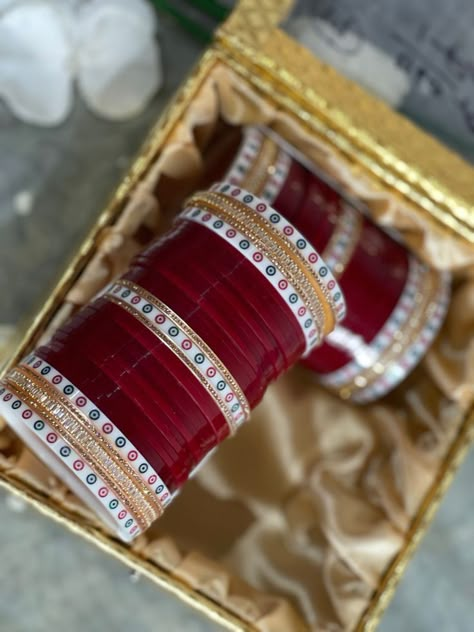 Bridal Bangles Wedding, Wedding Chura, Wedding Jewellery Designs, Bridal Jewellery Inspiration, Red Bangles, Bridal Chura, Indian Bride Outfits, Bridal Jewellery Design, Jewellery Indian