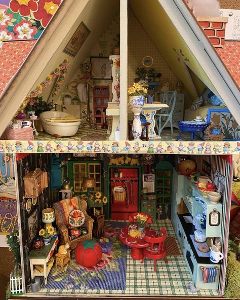 Toy House Diy, Miniature Cottage Diy, Miniature Dollhouse Ideas, Apartment Dollhouse, Whimsical Dollhouse, Realistic Doll House, Aesthetic Dollhouse, Dollhouse Aesthetic, Mini House Diy