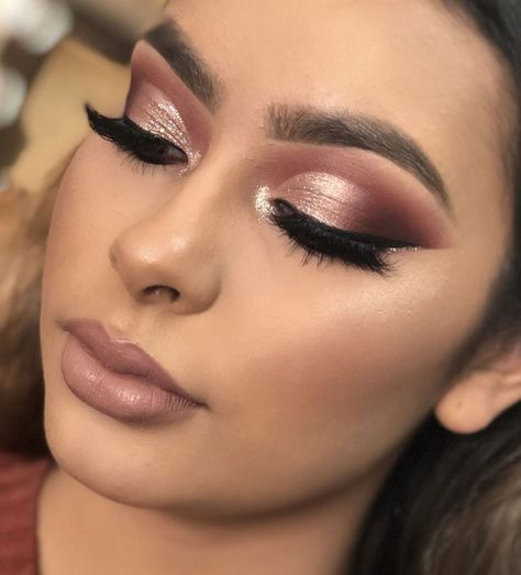 10 Things That Look Perfect In Rose Gold - Society19 Rose Gold Party Theme, Gold Wedding Makeup, Rose Gold Makeup Looks, Sweet 16 Makeup, Rose Gold Quince, Rose Gold Quinceanera, Quinceanera Makeup, Rose Gold Eye Makeup, Make Up Gold