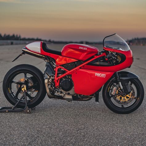 DESMOSPAGEDICI RP: Ducati 848 by @mr.ludolf of @rindperformance, inspired by his favorite motorcycle, the ultra-rare Desmosedici RR Rosso. “You’ll be transported straight to Italy and enjoy your time there.” Featured today on ⚡️BikeBound.com⚡️ Desmosedici Rr, Ducati Desmosedici Rr, Ducati 916, Ducati 848, Honda Shadow, Cafe Racer, Ducati, Chopper, Cafe