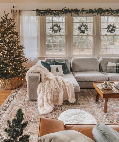 Neutral Holiday Decor, Cozy Christmas Living Room, Christmas Decor Trends, Christmas Decorations Apartment, Cozy Christmas Decor, Christmas Apartment, Green Diy, Christmas Decor Inspiration, Christmas Decorations Living Room