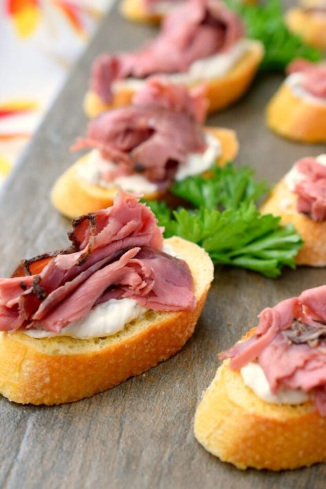 Roast Beef Crostini, Beef Crostini, Bite Size Appetizers Easy, New Years Appetizers, New Year's Eve Appetizers, Bite Size Appetizers, Holiday Appetizer, Meat Appetizers, Party Platters