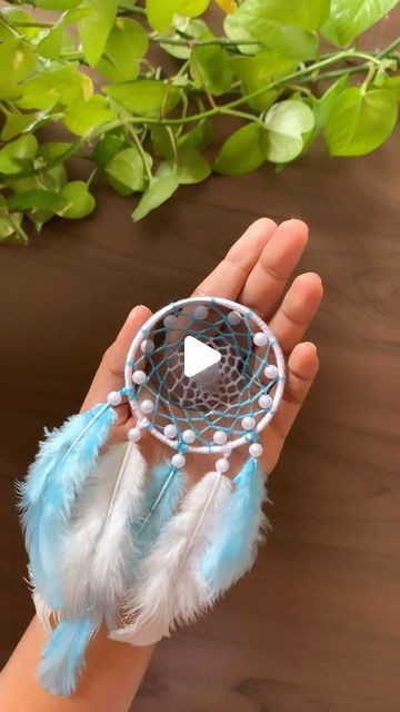 Dream Catcher With Paper, Simple Keychain, Dream Catcher Patterns, Blue Dream Catcher, Keychain Making, Macrame Dream Catcher, Dream Catcher Diy, Diy Keychain, Dream Catchers