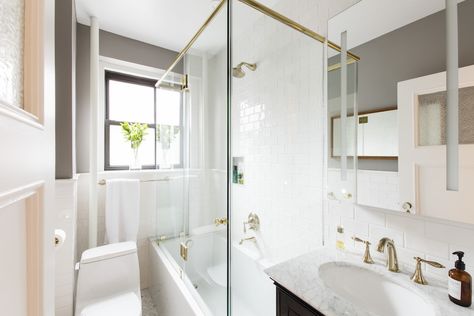 Warm gold finishes and a creamy hexagon floor tile restore the lost charm in Leah’s prewar bath. Bathroom Remodel Apartment, Prewar Bathroom, Small Space Ideas, Custom Bathtub, Bathroom Looks, Modern Spa, Full Bathroom Remodel, Budget Bathroom Remodel, Small Space Bathroom