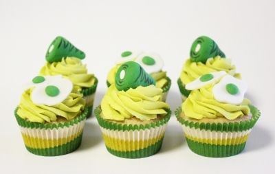 Dr Seuss Cupcakes, Seuss Cupcakes, Egg Cupcakes, Green Cupcakes, Fun Cupcake Recipes, Kid Cupcakes, Creative Cupcakes, How To Make Cupcakes, Green Eggs And Ham