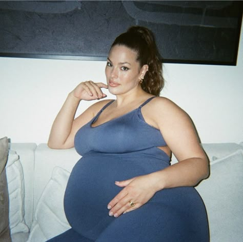 Pregnant Tumblr, Big Pregnant, Plus Size Posing, Twin Baby Boys, Preggo Fashion, Pregnant Celebrities, Ashley Graham, Pregnant Woman, Pregnancy Outfits