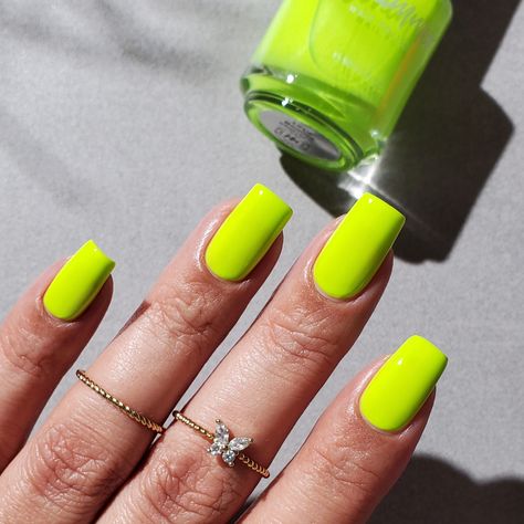 Let’s Bounce is a vivid chartreuse nail polish. This daringly colored shade rides the line between neon yellow and electric lime for an exceptional neon perfect for warmer weather. This juicy blacklight reactive shade is nearer to a crelly/jelly in formula and is best in two to three coats. If you paint in thinner coats, you may prefer to wear over a blurring base coat to cover visible nail line.The Mix It Up CollectionGet out your neon, pop in your favorite mixtape, and join KBShimmer as we hea Chartreuse Nails, Neon Yellow Acrylic Nails, Otoño Nails, Neon Nail Colors, Neon Yellow Nails, Nail Paints, Yellow Nail Art, Yellow Nails Design, Quick Nail