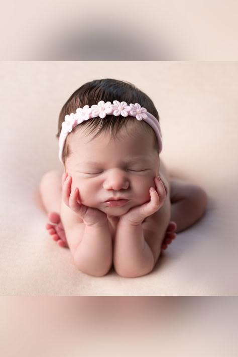 Ensaio Fotográfico de Newborn Seu bebê acaba de chegar ao mundo e vocês estão vivendo um momento único e especial. Capturar esses primeiros dias de vida do seu pequeno é algo que vocês vão querer lembrar para sempre. Capturamos a essência do seu recém-nascido com carinho e cuidado, utilizando equipamentos e técnicas de segurança em nosso estúdio especializado em fotografia de recém-nascidos. Clique no botão abaixo e solicite seu orçamento ⤵️ Foto Newborn, Baby Luna, Baby Pictures