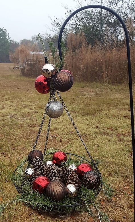 Shepherd Hook Christmas Decorations, Christmas Outdoor Decorations Shepherds Hook, Shepherds Hook Christmas Decor, Shepherd Hook Christmas Ideas, Easy Outdoor Christmas Decor, Christmas Shepherds, Hook Ideas, Christmas Window Boxes, Christmas Lawn Decorations