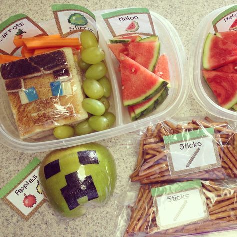 Minecraft lunch. I used grapes for slimeballs and pretzels for sticks. Minecraft Lunch Ideas, Fun Lunches For Kids, Minecraft Lunch, Kids Lunch Snacks, Bento Inspiration, Minecraft Bday Party, Fun Lunch Ideas, Lunch Jokes, Canteen Food