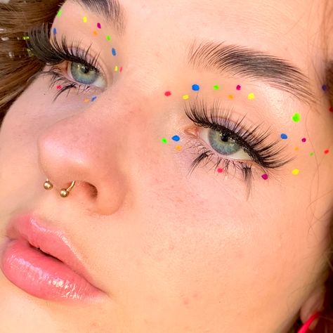 Polka Dot Makeup Look, Weird Eye Makeup, Fun Makeup Ideas Colorful Easy, Confetti Makeup Look, Pride Eyeliner, Rave Makeup Colorful, Pride Makeup Looks, Neon Outfit Ideas, Pride Makeup Ideas