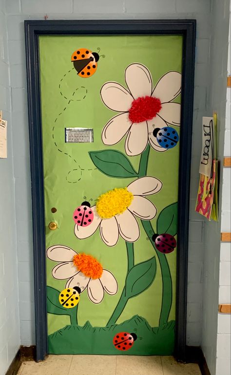 Spring Decoration For Classroom, Spring Decoration Preschool, Spring Ideas Decoration School, Door Decor For Kindergarten, Spring Pre K Door Ideas, Spring Door Designs Classroom, Bugs Door Decorations Classroom, Spring School Decorations Classroom, Spring Door Kindergarten