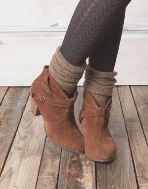 How to wear ankle boots with socks! Click through for more great Fall and Winter fashion tips and ideas! Jo Lynne Shane Boots And Socks, How To Wear Ankle Boots, Boating Outfit, Cozy Socks, Rilakkuma, Crazy Shoes, Looks Style, Mode Inspiration, Brown Boots