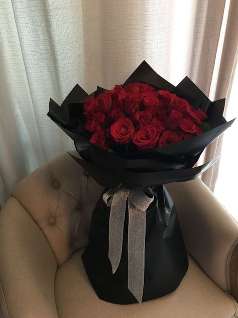 Red Roses Black Bouquet, Black Rose Bouquet, Black Bouquet, Black And Red Roses, Luxury Flower Bouquets, 21st Birthday Cakes, Birthday Ideas For Her, Rose Flower Pictures, Aesthetic Roses