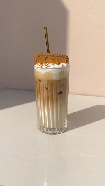 Arabic Cafe, Biscoff Coffee, Biscoff Latte, Easy Coffee Drinks Recipes, Cold Brew Iced Tea, Lotus Biscuits, Iced Drinks Recipes, Cold Coffee Recipes, Coffee Ingredients